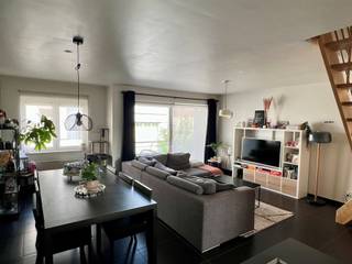 Duplex appartement op de 2e verdieping met inkomhal; afzonderlijke WC; living met balkon en open keuken ingericht met afwasbak,...