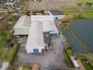 Site industriel à vendre à Ooigem sur un terrain d'environ 11 600 m².Ce bâtiment commercial d'une superficie brute d'environ 4 550 m² et d'une...