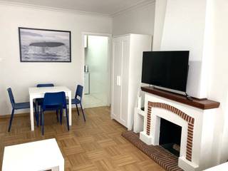Bent u op zoek naar een betaalbaar tweede verblijf aan zee, een slimme investering of een gezellige uitvalsbasis aan de Belgische kust? Dan is deze verzorgde studio in het hart van Middelkerke precies wat u zoekt.<br /><br />Gelegen op de tweede verdieping, op slechts enkele minuten wandelen van de Zeedijk, het strand, winkels en gezellige horecazaken, geniet u hier van een uitstekende ligging waar alles binnen handbereik ligt.<br /><br />De lichtrijke leefruimte zorgt voor een aangename en warme woonbeleving. De aparte keuken biedt alle mogelijkheden om comfortabel te koken, terwijl de badkamer uitgerust is met een douche, wastafel en toilet. Bovendien is een privatieve kelder inbegrepen, ideaal voor extra bergruimte.<br /><br />Met een gunstig EPC-label B is deze studio bovendien energiezuinig en onmiddellijk instapklaar. Dankzij de centrale ligging en praktische indeling vormt dit appartement een uitstekende keuze als tweede verblijf, vakantieverhuur of investering met mooi verhuurpotentieel.<br /><br />Troeven:<br /><br />Op wandelafstand van de Zeedijk en het strand.<br />Centrale ligging nabij winkels, restaurants en openbaar vervoer.<br />Lichtrijke leefruimte.<br />Aparte keuken.<br />Badkamer met douche, wastafel en toilet.<br />Privatieve kelder inbegrepen.<br />Energiezuinig (EPC-label B).<br />Ideaal als investering, tweede verblijf of compacte vaste woonst.<br /><br />Interesse? Contacteer ons vandaag nog voor meer informatie of een bezoek en ontdek zelf de charme van deze gezellige studio in Middelkerke.