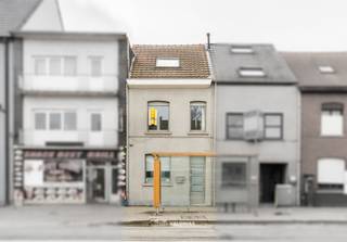 VALIMMAS verkoopt deze zeer verzorgde, comfortabele en direct instapklare rijwoning nabij het centrum van Asse.   

Het gelijkvloers omvat een inkomhal, een ingebouwde keuken, een eetkamer en living met zicht op het zonneterras en de tuin. Ideaal georiënteerd naar het zuidwesten.    
De verdieping herbergt een overloop, een grote slaapkamer, en een comfortabele badkamer met ligbad.   
De dakverdieping werd eveneens ingericht tot een overloop met bureelruimte en een tweede slaapkamer.   
Er is tevens een kelder aanwezig (met aansluitingen voor een wasmachine).   

Deze woning werd steeds tiptop onderhouden, en is uitgerust met alle hedendaags comfort en sfeervolle decoratie. De elektrische installatie is reeds conform het AREI. Asbestveilig.   
   
Gelegen nabij het centrum, kort bij winkels, scholen, horeca, ... Bushalte De Lijn voor de deur en station Asse op 1,4Km. Mobiscore = 8,5/10.   
Thans nog verhuurd sedert 16/04/2024 mits € 1.150/maand. Opzeg voor eigen bewoning mogelijk (opzegtermijn 6 maanden).