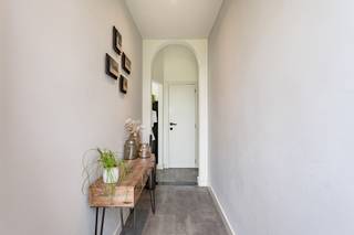 Deze charmante woning is rustig gelegen in een groene en aangename buurt in Heultje, met alle voorzieningen binnen handbereik.Via de ruime inkomhal...