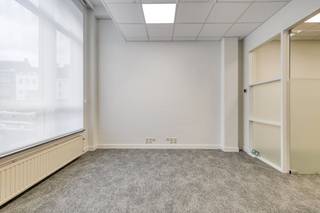 Office building of approximately 296 m² for rent in the center of Kortrijk. The office is located in the vicinity of various access roads, underground car parks and Kortrijk station. Layout:- Ground floor: entrance, reception, landscape office, meeting room, kitchenette and sanitary facilities.- 1st floor: landscape office, two separate offices, kitchenette and sanitary facilities.- 2nd floor: landscape office, kitchenette and sanitary facilities.- Basement: server roomSpecifications:- Ready to move in- Central heating - Air conditioning- Compliant electricity- Server room available- Carpet tilesThanks to the front and rear windows, there is plenty of natural daylight as well as a pleasant atmosphere with the newly built Casino Square. A top player in its class. Looking for an office to rent in the center of Kortrijk? For more information or a site visit, do not hesitate to contact us on 056 21 11 11.