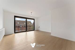 Volledig gerenoveerd appartement (65m²) met 1 slaapkamer, autostaanplaats en garagebox te Heusden-Zolder. Belangrijkste troeven:- Goede verbinding op...