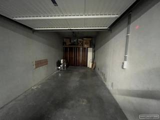 Pal in het centrum van Roeselare, vind je deze afgesloten ondergrondse garagebox met automatische poort van 16m2 voor 24.000 euro.INTERESSE? NEEM...