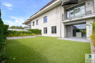 Ruim gelijkvloers appartement met 2 slaapkamers, voor-én achtertuin met terras op een toplocatie.<br />Dit recent appartement is rustig gelegen en kijkt uit op het kanaal Brugge-Gent. Groene landelijke omgeving met fiets-en wandelwegen in de nabijheid, maar toch vlakbij het centrum en een vlotte verbinding naar invalswegen en autostrade. Het tuintje achteraan is voorzien van kunstgras en vergt weinig tot geen onderhoud.<br />Er is mogelijkheid tot aankoop van een autostaanplaats in het gebouw. <br /><br />Ontdek dit ruim en lichtrijk gelijkvloers appartement in de stijlvolle residentie “Waterfront”, gebouwd in 2017.<br />De grote raampartijen zorgen voor overvloedig daglicht, met vooraan een tuintje met zicht op het water waar je achteraan in de Zuid-georiënteerde tuin met terras je laten genieten van de zon in alle privacy. Het appartement is afgewerkt met kwaliteitsvolle materialen en biedt een praktische en doordachte indeling.<br /><br /><strong>Indeling:</strong>
<ul>
	<li>Inkomhal met vestiairekast en toilet</li>
	<li>Moderne douchekamer met inloopdouche en lavabomeubel</li>
	<li>2 volwaardige slaapkamers</li>
	<li>Lichtrijke woonkamer die volledig doorloopt van het ene terras vooraan tot de ingerichte open keuken met kookeiland, die uitgeeft op de tuin met terras achteraan het gebouw</li>
	<li>Naast de keuken is er een berging met aansluiting voor wasmachine</li>
	<li>De voor-én achtertuin met terras brengen het buitenleven tot zijn maximum</li>
	<li>De private berging in de kelderverdieping zorgt voor extra bergruimte</li>
	<li>Autostaanplaats achteraan het gebouw: 15.000 EURO</li>
</ul>
<strong>Technische info</strong>: energielabel B - elektrische installatie conform AREI<br /> 
<div>
<div>
<div>
<div>
<div>
<div>
<div>
<div>Contacteer PERSPECTIEF VASTGOED – 7 op 7 bereikbaar – voor meer informatie of een bezoek.<br />Bel 050/550.750 of mail naar info@perspectiefvastgoed.be.</div>
</div>
</div>
</div>
</div>
</div>
</div>
</div>

<div> </div>