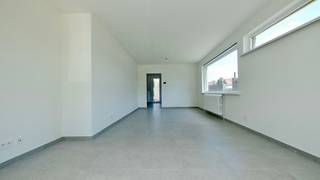Deze halfopen, gerenoveerde woning is centraal gelegen in Kieldrecht, vlak bij diverse voorzieningen.De inkomhal geeft toegang tot de lichtrijke en...