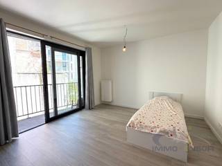 Investeerders opgelet! Deze recente studio in Chateau Amandine ligt op een aangename locatie tussen het Petrus en Paulusplein en het station van Oostende. De indeling omvat een lichtrijke leefruimte met open keuken, die uitgeeft op een balkon met aangenaam uitzicht. Verder is er een inkomhal en een badkamer met aansluiting voor een wasmachine. De elektrische installatie is conform (blanco keuringsattest) en het appartement beschikt over een gunstig EPC-label B. De studio wordt te koop aangeboden onder het stelsel van erfpacht. De actuele canon bedraagt € 2200 € per jaar (fiscaal aftrekbaar voor tweede verblijven of investeringen) en wordt momenteel verhuurd aan € 507,11 per maand, vermeerderd met € 40 vaste kosten, via Woonsprong. Stabiele huurder met een huurovereenkomst van 9 jaar. Indien er gekocht wordt om opnieuw te verhuren via Woonsprong kan dit aan slechts 7% registratierechten ipv 12%. Voor alle info en bezoek bel Nikolaas op 0496 68 84 67 of via www.ensor.immo