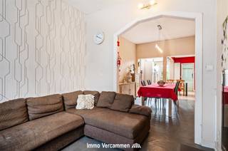 <p><span>Deels gemoderniseerde woning, gunstig gelegen pal in het landelijke dorpscentrum van Duffel-West.</span></p><p><span> </span></p><p><span>Deze perfecte gezinswoning is functioneel ingedeeld en biedt een uiterst gezellige thuis dankzij een gezellige en lichtrijke leefruimte met open keuken. Een badkamer met ligbad, toilet, CV-ruimte en wasplaats maken het gelijkvloers compleet. Op de verdiepingen zijn er in totaal 3 kamers en een bureauruimte (indien gewenst om te vormen tot extra kamer). De woning is verzorgd en werd sinds 2012 deels gemoderniseerd: het zadeldak is vernieuwd en geïsoleerd, er werden zonnepanelen met groenestroomcertificaten geïnstalleerd en de verdiepingen werden reeds voorzien van nieuwe vloeren en schilderwerk.</span></p><p><span> </span></p><p><span>Wie niet binnen wenst te vertoeven, kan heerlijk tot rust komen in de aangename stadstuin met tuinberging.</span></p><p><span> </span></p><p><span>Een unieke kans voor wie een gezellige woning zoekt, pal in het dorpscentrum met scholen, winkels, sport- en ontspanningsmogelijkheden. Vlotte bereikbaarheid is gegarandeerd dankzij een centrale ligging tussen Brussel en Antwerpen, via belangrijke invalswegen (R6 - E19), openbaar vervoer en fietsostrade.</span></p><p><span> </span></p><p><span>Kom de troeven van dit knappe pand ter plaatse ontdekken en maak een afspraak: 015/755 444 of <span>info@immovercammen.be</span></span><span> </span></p><p><span> </span></p><p><span> </span></p>