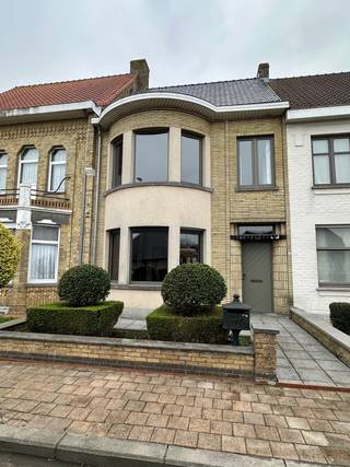 Deze charmante woonwoning beschikt over 3 volwaardige slaapkamers waarvan 1 op de gelijksvloer en een recent vernieuwde keuken. Achteraan bevindt...