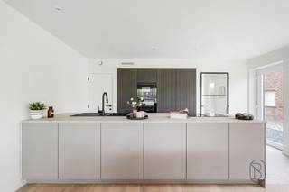 <p>Topgelegen kwaliteitsvolle nieuwbouwwoning, stijlvol afgewerkt! (+ 21% BTW)<br />Indeling: inkom met traphal, vestiaire en apart toilet, lichtrijke leefruimte (mooi parket), open volledig uitgeruste keuken met eiland, handige bergruimte. Op de eerste verdieping bevinden zich de overloop, 2 volwaardige slaapkamers en de badkamer (dubbele lavabo, inloopdouche en toilet). De grote masterbedroom bevindt zich op de tweede verdieping en beschikt over een dressingruimte en aparte bureauhoek.<br />De woning staat op een mooi perceel en heeft reeds een aangelegd terras en oprit voor meerdere wagens.<br />TROEVEN: centrale verwarming met warmtepomp, zonnepanelen aanwezig, regenwater aangesloten, mooie materialen, reeds geschilderd, verzorgd afgewerkt.<br />Meer info of een bezoek? Contacteer info@immobeguin.be</p>