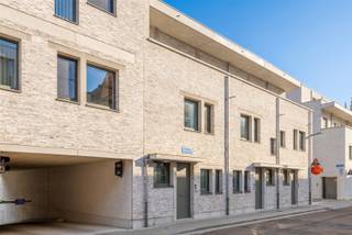 <p><span>In de vernieuwde stadswijk DijleDelta-Bottelarij, gelegen tussen het Klein Begijnhof en de bruisende Vaartkom, bieden wij u met trots deze multifunctionele woning aan. Dit nieuwbouwproject bevindt zich op wandelafstand van het historische centrum van Leuven en geniet van een goede bereikbaarheid met een vlotte verbinding naar belangrijkste invalswegen en werd in 2025 gerealiseerd door de gerenommeerde projectontwikkelaar Virix en ontworpen door Robbrecht & Daem architecten.</span></p><p><span> </span></p><p><span>Met een bewoonbare oppervlakte van maar liefst 232 m² biedt deze energiezuinige woning bijzonder veel ruimte en tal van mogelijkheden. De woning wordt semi-afgewerkt aangeboden, inclusief alle technieken, chape en pleisterwerken, zodat u de afwerking volledig naar eigen smaak kunt realiseren.</span></p><p><span> </span></p><p><span>Op het gelijkvloers bevindt zich een inkomhal met vestiaire en gastentoilet, een lichtrijke leefruimte met zicht op de gezellige stadstuin en een keuken met aansluitvoorzieningen. De eerste verdieping omvat een nachthal, twee volwaardige slaapkamers, een badkamer, een apart toilet, een berging en een master bedroom met een en suite badkamer. </span></p><p><span> </span></p><p><span>De absolute meerwaarde van deze woning bevindt zich op de tweede en derde verdieping. Deze beschikken over drie bijkomende kamers/studentenkamers, een badkamer, een apart toilet, een keuken en een terras. Dankzij de aparte inkom is dit gedeelte uitermate geschikt voor de verhuur van studentenkamers, als zorgwoning, als praktijkruimte of als uitbreiding van de gezinswoning. En dit steeds binnen de geldende regelgeving.</span></p><p><span> </span></p><p><span>Daarnaast beschikt de woning over een onderhoudsvriendelijke stadstuin met terras waar het heerlijk vertoeven is en een individuele kelder en bestaat de mogelijkheid om één of meerdere autostaanplaatsen bij aan te kopen.</span></p><p><span> </span></p><p><span>Kortom, deze energiezuinige, ruime en multifunctionele woning met stadstuin in het centrum van Leuven is zeker uw bezoek waard.</span></p><p><span> </span></p><p><span>Verkoop onder het btw-stelsel. Het verlaagde btw-tarief van 6% is mogelijk, mits voldaan wordt aan de geldende voorwaarden.</span></p><p><span> </span></p>