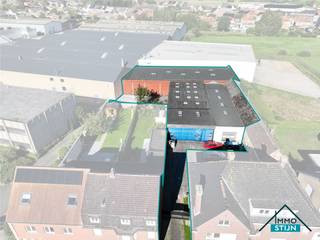 Dit magazijn heeft een vlotte verbinding naar zowel de E403 als de E40. In de loods heb je twee atelierruimtes en een overdekte open opslagplaats...