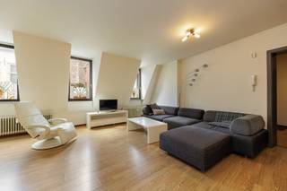 <span><span>Nabij de <strong>Grote Markt</strong> vind je dit volledig instapklaar appartement met 2 slaapkamers en een mezzanine met mogelijkheid voor een derde slaapkamer. Deze buurt vormt een combinatie van bezienswaardigheden, charmante straatjes, pittoreske pleintjes en gezellige horeca-gelegenheden. Het appartement </span></span><span>bevindt zich op de tweede verdieping van residentie Den Spieghel. </span><br /><br /><span><span><strong>Indeling: </strong>Brandveilige inkomdeur naar inkomhal met ingebouwde vestiaire en apart gastentoilet. Ruime living &amp; eetkamer. Open moderne hyper-geïnstalleerde keuken. Vanuit de keuken heb je toegang tot een was- en voorraadkamer. Via de nachtgang kom je bij de badkamer met dubbele lavabo, ligbad, instapdouche en toilet. Kleine slaapkamer met bed en tafel (ook te gebruiken als home-office), en een grote slaapkamer, ladekast en hoge hangkast. Via de trap in de grote slaapkamer kan je naar de mezzanine met mogelijkheid tot het creëren </span>van een extra slaapruimte. Ruime zolderkamer. <br /><br /><strong>Bijzonderheden: </strong></span>
<ul>
	<li><span>Verkoop onder erfpacht. Looptijd tot 30 november 2075. </span></li>
	<li>Jaarlijks betaalt u een erfpachtvergoeding. (EUR 1178)</li>
	<li>Ideaal voor eigen bewoning of als investering.</li>
	<li>De woning wordt met alle meubels inclusief verkocht.</li>
</ul>
<br /><br /><br /> 