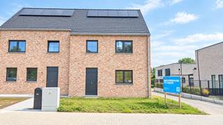 Hectaar bouwde deze nieuwbouwwoning in het landelijke Oetingen (Gooik), op een rustige locatie vlak bij het centrum, lokale handelaars, sportfaciliteiten en openbaar vervoer. Hier combineer je hedendaags comfort met de charme van het Pajottenland. De woning biedt ruime en lichtrijke leefruimtes, een functionele indeling en energiezuinige technieken. <br /><br />Lot 04 is de laatste beschikbare woning binnen dit project en wordt verder afgewerkt met schilderwerken en laminaat op de 3 slaapkamers en nachthal. Dit maakt deze woning volledig instapklaar en onmiddellijk beschikbaar!<br /><br /><strong>Indeling van de woning:</strong><br />Gelijkvloers: inkomhal met gastentoilet, lichtrijke leefruimte met open keuken en een ruime berging.<br />Verdieping: nachthal met apart toilet, 3 volwaardige slaapkamers (13,4m² - 11,9m² - 10,8m²) en badkamer met ligbad, douche en dubbel lavabomeubel.<br />Zolder: toegankelijk via het zolderluik, de mogelijkheid is voorzien om een vaste trap te plaatsen en de zolder verder af te werken (34,6m²)<br /><br /><strong>Troeven van deze woningen:</strong>
<ul>
<li>Energiezuinig</li>
<li>Vloerverwarming op het gelijkvloers</li>
<li>Regenwaterput 7.500l aangesloten op toiletten/wasmachine/buitenkraan</li>
<li>Mogelijkheid tot plaatsen carport</li>
<li>5 Zonnepanelen</li>
</ul>
<br />Wil je wonen in een energiezuinige woning op een toplocatie?<br />Bekijk de plannen van de woningen op www.hectaar.be en contacteer ons voor een afspraak.<br />Jouw nieuwe thuis wacht op je!<br /><br /><strong> Ontdek lot 04 tijdens het opendeurmoment op zondag 27 september, van 13u tot 16u. Schrijf je in via: https://bit.ly/Opendeur_27_september</strong>