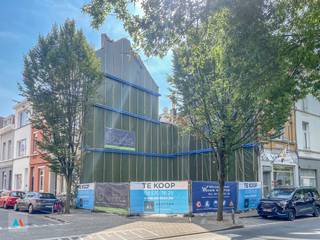 <strong>Energiezuinige casco-kantoorruimte in Antwerpen</strong><br /><span>Op het gelijkvloers van dit kleinschalige en moderne nieuwbouwproject bevindt zich deze casco kantoor- of dienstverleningsruimte. Dankzij de hoekligging geniet de ruimte van veel lichtinval en een goede zichtbaarheid. </span><br /><strong><br /></strong><span>Gelegen aan de in opwaardering zijnde 'Stuivenbergsite', waarbij een groene omgeving wordt gecombineerd met diensten en horeca en in de nabijheid van Park Spoor Noord. Ideaal voor een ontspannen wandeling na een lange dag. Gelegen op wandelafstand van het openbaar vervoer, winkels en horeca. De nabijheid van verschillende campussen (KDG, AP, ...) maakt dit interessant als investering.</span><br /><br /><strong>Beschrijving</strong><br /><span>De kantoorruimte wordt casco opgeleverd, waardoor u deze volledig kan afwerken naar uw eigen smaak en noden. Zo kunt u van uw kantoor en uw bedrijf één geheel maken! Deze voldoet aan de nieuwste isolatie- en ventilatienormen en is uitgerust met vloerverwarming, lucht-water-warmtepomp en ventilatiesysteem type D. </span><span>Hiernaast beschikt het gebouw over een gemeenschappelijke fietsenberging en op 30m een Velo-station, ideaal voor wie de stad wil ontdekken met de fiets. Toch liever met de auto? Op 50m vindt u een Cambio-autodeelstation.</span><br /><br /><strong>Troeven<br /></strong><span>✓ Lage energiekosten: bijna-energieneutraal (E-peil &lt; 30)</span><br /><span>✓ Gelegen in een opkomende omgeving</span><br /><span>✓ Af te werken naar eigen smaak</span><br /><span><br />Mis deze kans niet en contacteer ons vandaag nog voor het lastenboek en bijkomende informatie!</span>