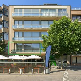 Het appartement is gelegen op wandelafstand van winkels, scholen, Brielmeersen, Leietheater,…<br />Op de eerste verdieping bereikbaar met de lift vind u dit ruim en lichtrijk appartement.<br /><br />De indeling is als volgt: inkom voorzien van gastentoilet, lichtrijke woonkamer met openzicht, keuken voorzien van kookplaat, oven en dampkap, aanpalend is er een ruime praktische berging met de nodige aansluitingen, twee volwaardige slaapkamers en een badkamer die beschikt over een douche, ligbad en twee lavabo’s.<br /><br />Algemene kosten € 50