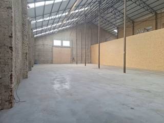 Loods van 620m² gelegen in ambachtelijke zone.De loods is voorzien van een volledig nieuw geïsoleerd dak en polybetonvloer.Sanitair, elektriciteit en...