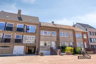 Deze charmante en uitstekend onderhouden rijwoning is gelegen in een rustige straat, vlak bij de "Ballon' en de 'Spuikom'.<br />De woning beschikt over een volledige onderkeldering, toegankelijk via garagepoort, traphal of via de tuin.<br />De indeling is als volgt:<br />Gelijkvloers: inkomhal, apart toilet, lichtrijke woonkamer en een open keuken. De woonkamer geeft uit via schuifraam op een terras met trap naar de zonnige tuin.<br />Eerste verdieping: badkamer met lavabo en douche en drie volwaardige slaapkamers.<br />Daarnaast is er nog een ruime, geïsoleerde zolder aanwezig die tal van mogelijkheden biedt.