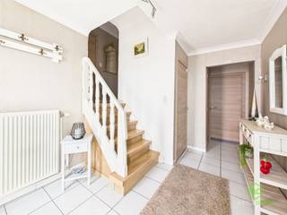 <p><span>In het centrum van Nieuwerkerken vinden we op een ruim hoekperceel van 10a 68ca deze instapklare woning terug.</span></p><p><span>Supermarkten, scholen, horeca en ontspanningsmogelijkheden zijn allemaal op wandelafstand gelegen. </span></p><p><span>Dankzij de centrale locatie zijn Sint-Truiden, Hasselt en Herk-de-Stad ook vlot bereikbaar. </span></p><p><span> </span></p><p><span>De woning werd gebouwd eind jaren ’60 en steeds zeer goed onderhouden. </span></p><p><span>Zo werd het merendeel van de ramen in 2010 vervangen door PVC-ramen met hoogrendementsbeglazing en is er geen renovatieverplichting van toepassing. </span></p><p><span> </span></p><p><span>Op straatniveau vinden we een ruime inpandige garage met elektrische poort. Hierachter ligt de wasplaats met toegang tot de tuin. </span></p><p><span>Het gelijkvloers omvat een ruime woonkamer met een aangename lichtinval. Via de achtergelegen zithoek is er toegang tot de eetkamer met open keuken. De keuken biedt voldoende opbergruimte en beschikt over alle nodige toestellen. Van hieruit is er eveneens toegang tot het terras en de tuin. Verder is er nog een handige douchekamer te vinden.</span></p><p><span>Het slaapgedeelte omvat drie ruime slaapkamers, een speelkamer en de compacte badkamer voorzien van een toilet, ligbad en meubel met lavabo. </span></p><p><span> </span></p><p><span>De tuin is volledig omheind en prachtig aangelegd met verschillende terrassen zodoende dat er op elk moment van de dag genoten kan worden van de zon. </span></p><p><span> </span></p><p><span>Pluspunten:</span></p><p><span>- ligging in het centrum</span></p><p><span>- ruime woning</span></p><p><span>- omheinde tuin</span></p><p><span> </span></p><p><span>De vermelde bewoonbare oppervlakte is de netto-oppervlakte van de woning met uitzondering van de zolder en bijgebouwen.</span></p>