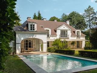 Ideaal gelegen tussen het Dumonplein en het Zoniënwoud, werd deze villa, ontworpen door architect Keuter, gebouwd in 1968 en beslaat circa 490...