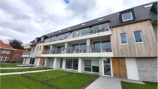 Recent <strong>Duplex-appartement </strong>met <strong>3 slaapkamers</strong>, <strong>TERRAS </strong>en <strong>AUTOSTANDPLAATS </strong>op een zeer interessante ligging vlakbij het centrum van <strong>ZEDELGEM </strong>en op wandelafstand van winkels ( 3 supermarkten ), 2 bankkantoren en enkele horecazaken.<br />Ideaal voor wie op zoek is naar een recente en <strong>energiezuinige woongelegenheid</strong> met <strong>kwalitatieve afwerking </strong>en <strong>hoog comfortniveau!</strong><br />+ Energielabel A! <br />+ Lift aanwezig!<br />+ Goede mobiscore 7,9 op 10!<br /><br />Omvat een inkom; ruime en lichtrijke living met ingerichte open keuken, berging, 3 slaapkamers, badkamer met ligbad en inloopdouche, een afzonderlijk toilet op beide verdiepingen, gemeenschappelijke kelder, gemeenschappelijke fietsenberging en een ondergrondse autostandplaats. <br />Kosten : + 75 euro / maand Voorschot syndic<br />#leukwonen #zedelgem<br /><br />Beschikbaar 1 december 2026