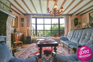 <p><strong>RUIME VILLA OP TOPLOCATIE<br /><br /></strong>Op een <strong>uitstekende ligging in het centrum van Tongeren</strong>, pal aan het stadspark <strong>De Motten</strong>, stellen wij u graag deze bijzondere villa voor. Een woning die zich onderscheidt door haar royale ruimtes, unieke stijl en uitzonderlijke lichtinval, met tegelijk het stadsleven en de natuur op wandelafstand.<br /><br /><strong>INDELING EN TROEVEN</strong><br /><br />+ 3 ruime slaapkamers (uitbreidbaar tot 5)<br />+ 2 ingerichte keukens<br />+ Bureelruimte – ideaal voor thuiswerk of praktijk<br />+ Extra living – multifunctioneel in te richten<br />+ Grote raampartijen met uitzicht over de Motten en binnenstad<br />+ Ruime inpandige garage met automatische sectionaalpoort<br />+ Kelder voor extra bergruimte<br /><br /><strong>BUITEN</strong><br /><br />+ Volledig <strong>omheinde tuin</strong> met sierlijk <strong>automatisch hekwerk<br /></strong>+ <strong>Aangelegde tuin</strong> met serre<br />+ <strong>Ruime terrassen</strong> zowel voor- als achteraan<br />+ <strong>Grote esplanade</strong> voor de woning met veel manoeuvreerruimte en extra parkeerplaatsen<br /><br /><strong>LIGGING</strong><br /><br />+ Centrum Tongeren – winkels, horeca en voorzieningen op wandelafstand<br />+ Recht tegenover <strong>Stadspark De Motten<br /></strong>+ Slechts op een boogscheut van <strong>natuurreservaat De Kevie</strong> – ideaal voor wandelaars en natuurliefhebbers<br /><br /><strong>EXTRA<br /><br /></strong>+ Woning is <strong>in goede staat van onderhoud</strong> maar vraagt enige <strong>modernisering<br /></strong>+ Bouwstijl doet denken aan een <strong>Californische villa by-the-sea</strong>, maar dan uniek gelegen aan de Jeker<br />+ Ook ideaal als kangoeroewoning door de aanwezigheid van 2 living, 2 keukens en voldoende slaapkamers<br /><br />Ontdek de vele mogelijkheden die deze woning te bieden heeft en <strong>BEL 012 744 844</strong> of <strong>MAIL info@goed-gevonden.be</strong></p>