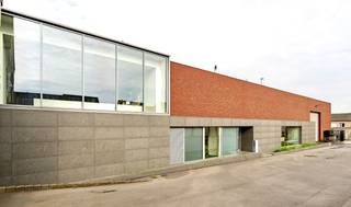 Commercieel bedrijfsgebouw met enorm veel potentieel! Deze eigendom bestaande uit: * een groot atelier van 500m2 (+ een verdiep); * een showroom...