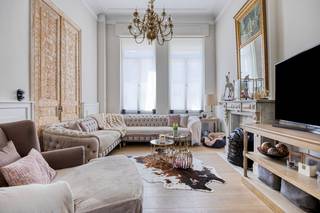 In het hart van Sint-Truiden, op de aangename Houtmarkt 20, bevindt zich dit indrukwekkende herenhuis dat charme en luxe moeiteloos combineert...