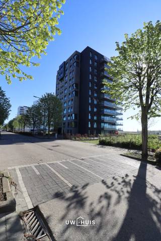 Bent u opzoek naar een luxueus appartement met twee slaapkamers (incl. bureau én dressing), dubbele garage, kelderberging én een ruim terras met...