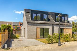 Deze prachtige halfopen nieuwbouwwoning is gelegen in een doodlopende straat, pal in het centrum van Berendrecht. Dankzij de centrale ligging zijn winkels, scholen en het openbaar vervoer vlot bereikbaar. De bijna-energie-neutrale (BEN) woning werd recent gebouwd en straalt modern wooncomfort uit. Dankzij het E-peil 22 zal de BEN-woning de eerste 5 jaar vrijgesteld zijn van onroerende voorheffing. U komt binnen via een ruime, open inkomhal op tegelvloer die uitkomt op een lichtrijke leefruimte met een nog te installeren open keuken. De eigenaar zal hier een moderne keuken met ontbijthoek plaatsen, voorzien van alle comfort. Grote raampartijen aan beide zijden van de leefruimte zorgen voor een overvloed aan natuurlijk licht en een aangenaam ruimtegevoel. Op het gelijkvloers bevindt zich verder een praktische slaapkamer, een berging/wasplaats en een apart gastentoilet. De bovenverdieping omvat een nachthal, twee slaapkamers, een moderne badkamer met douche, wastafel en hangtoilet, evenals een aparte technische ruimte. Buiten geniet u van een onderhoudsvriendelijke tuin op een perceel van 312 m². Met zijn noord oriëntatie is dit een perfect plekje om tot rust te komen. Vooraan is er een autostaanplaats op de oprit voorzien. De woning beschikt bovendien over 5 zonnepanelen. <br />Belangrijk: de aankoop van deze woning valt onder het btw-regime. Op de verkoopprijs is 21% btw van toepassing (geen registratiebelasting).