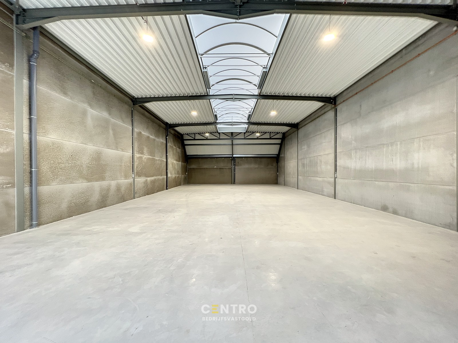 NB MAGAZIJN (312m2), voorzien van sectionaalpoort, deur, raam (voor kantoor) en 2 private parkeerplaatsen op industriezone te Waregem. - photo 5