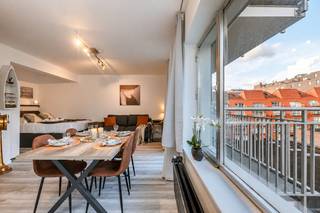 Instapklare studio met terras te koop in het centrum van Middelkerke op wandelafstand van de Zeedijk, winkels, horeca en casino. Koninginnelaan 52, te Middelkerke, in de gerenoveerde residentie 'Binny'.<br /><br />Indeling:<br />- lichtrijke leefruimte <br />- aansluitend terras<br />- open geïnstalleerde keuken voorzien o.a. frigo, kookplaat met dampkap en wasmachine<br />- badkamer met toilet, douche en lavabo meubel<br /><br />Troeven:<br />- uiterst centrale ligging<br />- ruim terras<br />- gerenoveerde gevel<br />- vernieuwde stijgleidingen<br />- recente gasinstallatie<br />- ideaal als tweede verblijf<br /><br />Bent u op zoek naar een instapklare studio te koop centraal gelegen te Middelkerke? Aarzel dan niet om uw afspraak vast te leggen.<br /><br />Bestuursmaatregelen in het maatregelenregister: nee
