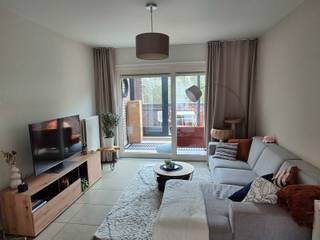 Dit zeer leuk appartement heeft een private ingang.Als we de trap naar boven nemen, komen we in een ruime woonkamer en keuken met veel lichtinval.Het...