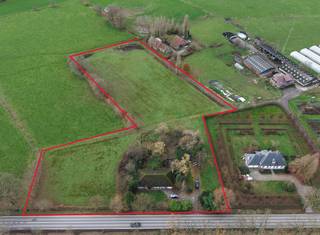 Op een royaal perceel van maar liefst 13.183 m² bevindt zich deze zeldzame eigendom boordevol mogelijkheden. De bestaande gelijkvloerse woning...