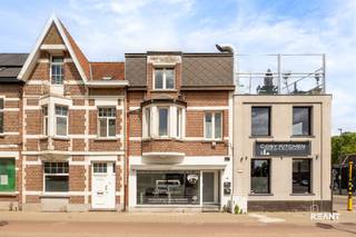 <p><span>Ruim triplex met dakterras op toplocatie</span></p><p><span> </span></p><p><span>In een bijzonder gunstige ligging, vlak bij het stadscentrum, bevindt zich dit ruime triplexappartement. Openbaar vervoer ligt praktisch voor de deur met een tramhalte op wandelafstand, net als het station en de lokale wekelijkse markt. Ook een park in de buurt zorgt voor extra groen en ontspanning. Dankzij deze ligging geniet het pand van een uitstekende mobiscore.</span></p><p><span> </span></p><p><span>Het appartement maakt deel uit van een kleinschalig gebouw en beschikt over een private inkom, wat meteen zorgt voor een sterk gevoel van onafhankelijkheid en privacy. Hoewel het juridisch een mede-eigendom betreft, is de verbondenheid met de andere entiteiten minimaal voelbaar. De gemeenschappelijke kosten blijven daardoor zeer beperkt, buiten de verplichte blokverzekering en eventuele gezamenlijke onderhoudswerken.</span></p><p><span> </span></p><p><span>Bij het binnenkomen is er een ruime inkomhal met voldoende plaats voor fietsen of extra opbergruimte. Via de trap bereiken we de eerste verdieping waar zich de leefruimte bevindt. Deze bestaat uit een open keuken met eetgedeelte en een gezellige zithoek. De aanwezigheid van parketvloeren en een charmante erker creëren hier een warme en lichtrijke sfeer. Op dit niveau vinden we verder nog een apart toilet en een praktische wasruimte.</span></p><p><span> </span></p><p><span>Een echte troef is het royale dakterras van circa 32 m². Deze buitenruimte biedt alle comfort om in alle rust of in gezelschap te genieten van zonnige momenten.</span></p><p><span> </span></p><p><span>Op de bovenste verdieping bevinden zich twee volwaardige slaapkamers (ca. 13 m² en 15 m²) en een badkamer uitgerust met een inloopdouche, dubbel lavabomeubel en een aparte technische ruimte voor de cv-installatie.</span></p><p><span> </span></p><p><span>Tot slot beschikt het pand over een zeer ruime kelder van ongeveer 44 m², ideaal als extra berging.</span></p><p><span> </span></p><p><span>Parkeermogelijkheden zijn aanwezig in de directe omgeving, onder meer ter hoogte van de nabijgelegen supermarkt.</span></p><p><span> </span></p><p><span>Een ideaal aanbod voor wie ruimte, comfort en een centrale ligging weet te waarderen. Zeker een bezoek waard.</span></p>
