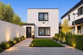 Naast de inrit van het Witte Duivenhof te Knokke, centraal op wandelafstand van alle voorzieningen verkopen wij dit perceel bouwgrond. <br /><br />Bouw uw eigen woning op deze droomlocatie. De straat werd recent mooi heraangelegd en er is de mogelijkheid om achteraan een uitweg te creëren naar het Witte Duivenhof. <br /><br />Gelegen in een zone voor eengezinswoningen met achterliggende stadstuin. Bouwen van een rijwoning met gelijkvloers, eerste verdieping en dakverdieping is toegestaan, uiteraard mits aanvraag vergunning. <br /><br />Achteraan kan er een doorgang gemaakt worden naar het Witteduivenhof. <br /><br />Kortom: een interessant perceel met veel potentieel.<br /><br />Bezoeken? Graag na afspraak met Willem Cauwels op tel 050.89.27.70