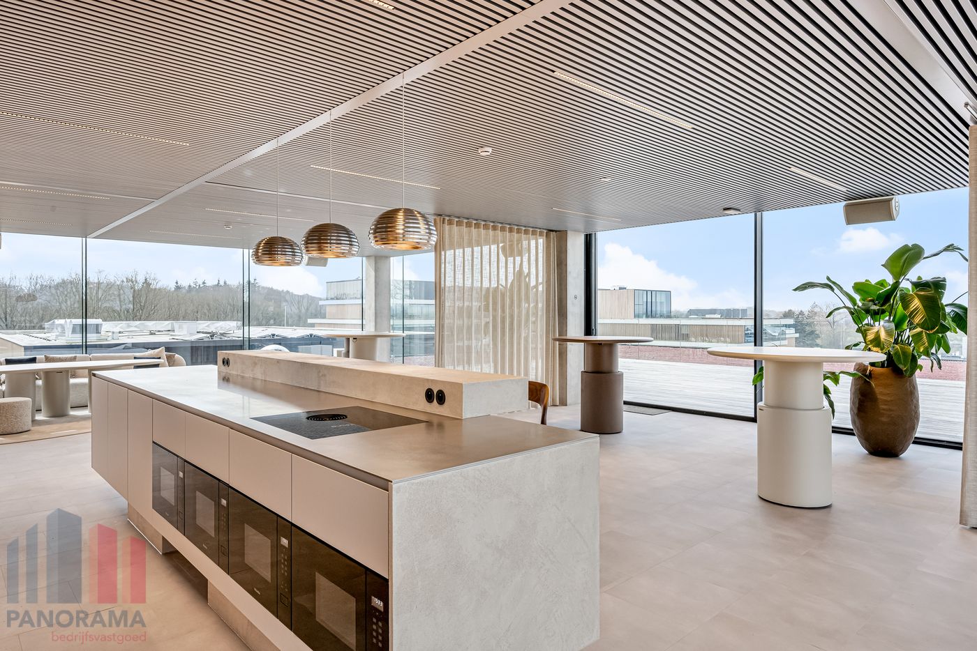 310 m² HIGH-END KANTOREN MET TERRAS OP TOPLOCATIE LANGS DE E40 TE OOSTKAMP - foto 3