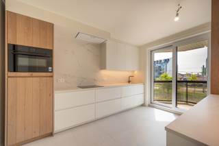 zeer grondig  en zeer kwaliteitsvol gerenoveerd appartement te koop op een uitstekende ligging in Heist, gelegen aan de Graaf d'Ursellaan. <br /><br />een greep uit de afwerking: warmtepomp, geautomatiseerde zonnescreens en rolluiken, airco, keuken met keramisch werkblad, enzovoort.<br /><br />Het appartement beschikt over twee grote slaapkamers met veel ingemaakte kasten.<br /><br />Enkele  grote troeven van dit appartement zijn de 2 terrassen, en de overvloed aan natuurlijke lichtinval gecombineerd met de zuidelijke oriëntatie.  Dit maakt het appartement niet alleen aangenaam om in te wonen, maar geeft het ook een extra ruimtelijk gevoel.<br /><br /><br /> 