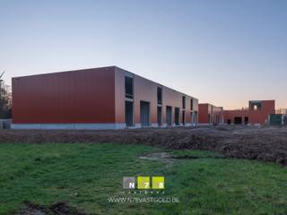 <p><span><span><strong>UNIT 1 GELEGEN IN BEDRIJVENPARK MANEBORN TE MAASMECHELEN.</strong><br /><br /></span><span><strong>ALGEMEEN</strong><br /></span><span>Dit nieuwe bedrijvencomplex omvat 2 fases met in totaal 23 KMO-units. Fase 1 omvat 11 units waarvan de bouw reeds gestart is. In een 2de fase worden nog eens 8 bijkomende units gebouwd.<br /><br />Deze site is gelegen op het industrieterrein "Oude Bunders" te Maasmechelen en geniet van een vlotte verbinding met de E314.<br /><br /><span><strong>CONCIERGEWONING</strong></span><br /><span>Unit 1 is gelegen aan de voorzijde van de bedrijvensite en omvat een bedrijfshal van 125m² met een conciërgewoning van 152m².</span></span></span><br /><br /><span><strong><span>KENMERKEN UNITS<br /></span></strong><span>- </span><span>sectionaalpoort</span><span>: 4.00m breed x 4.20m hoog<br />- loopdeur met bovenlicht <br /></span><span>- vrije hoogte: 6m<br /></span><span>- gepolierde betonvloer<br /></span><span>- lichtstraat met RWA<br /><br /></span><span><strong>3D RENDERS</strong><br /></span><span>De 3D beelden zijn slechts indicatief en kunnen bijgevolg niet als bindend worden beschouwd.<br /><br /></span><span>Bekijkt u deze advertentie via een aanverwante vastgoedsite, surf dan zeker naar onze website <strong>www.N78vastgoed.be</strong> voor een uitgebreide beschrijving en foto's. Meer info: <strong>+32 (0)89 86 18 88</strong> of <strong>info@N78vastgoed.be.</strong></span></span></p>