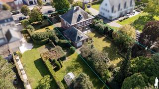 <strong>Unieke, statige villa</strong> met mooie parktuin nabij het centrum van <strong>Hoogstraten</strong> gelegen<br /><br /><strong><span>INDELING</span></strong><br />
<ul>
<li>Inkomhal met gastentoilet</li>
<li>Bureaukamer</li>
<li>Trappenhal</li>
<li>Ruime woonkamer met haard en openslaande deuren naar de tuin</li>
<li>Leefkeuken met toegang tot de kelder en achteringang</li>
<li>Wasplaats/ bijkeuken</li>
<li>Extra toilet</li>
<li>Dubbele garage</li>
</ul>
<br /><strong>Eerste verdieping:<br /></strong>
<ul>
<li><strong>5 slaapkamers</strong></li>
<li>Badkamer ensuite aan hoofdslaapkamer</li>
<li>Separaat toilet</li>
<li>Saunaruimte - extra slaapkamer/ bureau/ badkamer mogelijk</li>
</ul>
<br /><strong>Tweede verdieping:</strong><br />
<ul>
<li>Polyvalente ruimte in te richten naar wens</li>
</ul>
<br /><strong><span>ALGEMEEN</span></strong><br />
<ul>
<li>Oprit met automatische toegangspoort</li>
<li>Alarmsysteem</li>
<li>Authentieke en kwaliteitsvolle materialen doorheen de woning</li>
<li>Westgerichte tuin met veel privacy</li>
<li>Regenwaterput</li>
<li>Ruime zolder welke verder in te richten is naar eigen wens</li>
<li>Te koop van de eerste eigenaars</li>
</ul>
<p>Kortom,<span> een <strong>unieke villa</strong> met karakter, royale leefruimtes en tal van mogelijkheden. De prachtige <strong>westgerichte parktuin</strong> biedt rust en privacy, op een boogscheut van het centrum van <strong>Hoogstraten</strong>.</span></p>
