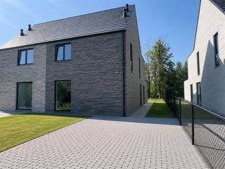<p><span>LAATSTE WONING TE KOOP!</span></p><p><span>Grijp uw laatste kans om eigenaar te worden van deze exclusieve halfopen nieuwbouwwoning, waar luxe, comfort en energiezuinig wonen perfect samenkomen. </span></p><p><span>Deze stijlvolle woning werd afgewerkt met oog voor kwaliteit en detail en biedt alles wat u nodig heeft voor een zorgeloze toekomst.</span></p><p><span>Binnenin geniet u van een uitzonderlijk gevoel van ruimte dankzij de lichtrijke leefruimte met grote raampartijen, die naadloos aansluiten op de zonnige, zuidwest georiënteerde tuin. De volledig uitgeruste keuken met hoogwaardige toestellen van Miele vormt het hart van de woning en is de ideale plek om gezellig samen te koken en te genieten.</span></p><p><span>De woning beschikt over 4 volwaardige slaapkamers, 2 moderne badkamers en een doordachte indeling die perfect aansluit bij de wensen van een hedendaags gezin. Overal werd gekozen voor duurzame en kwalitatieve materialen, met warme parketvloeren in de leefruimte en slaapkamers en stijlvolle keramische tegels in de keuken en badkamers.</span></p><p><span>Ook op technisch vlak blinkt deze woning uit. Dankzij Niko Home-domotica bedient u eenvoudig verlichting en andere functies, terwijl een warmtepomp, zonnepanelen en een uitstekende isolatie zorgen voor een E-peil lager dan 20. Zo geniet u niet alleen van maximaal wooncomfort, maar ook van bijzonder lage energiekosten en een toekomstgerichte investering.</span></p><p><span>Bent u op zoek naar een instapklare nieuwbouwwoning waar kwaliteit, ruimte en duurzaamheid centraal staan? Dan is dit uw allerlaatste kans om deel uit te maken van dit exclusieve woonproject. Neem vandaag nog contact met ons op voor meer informatie of een bezoek ter plaatse.</span></p><p><span> </span></p><p><span> </span></p><p><span> </span></p>