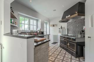Semi-open villa for sale in the Simli neighborhood in Nieuwpoort. This charming villa with a sunny garden is located 600 m from the Zeedijk, shops...