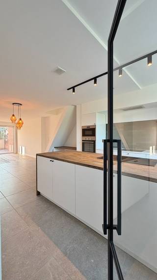 Deze volledig gerenoveerde en energiezuinige woning is een echte aanrader voor wie op zoek is naar een instapklare thuis waar comfort, kwaliteit en duurzaamheid centraal staan. Bij de renovatie werd bewust gekozen voor duurzame en kwalitatieve materialen, met veel aandacht voor energiezuinigheid en hedendaags wooncomfort.<br /><br />Bij het binnenkomen bevindt zich de inkomhal met apart toilet. Vervolgens komen we in de ruime en lichtrijke leefruimte, die dankzij de aangename natuurlijke lichtinval een bijzonder fijne leefomgeving vormt. Aansluitend bevindt zich de open, volledig ingerichte keuken.<br /><br />Verder beschikt de woning over een praktische bergruimte en een moderne badkamer met inloopdouche en lavabomeubel.<br /><br />Op de eerste verdieping bevinden zich drie slaapkamers.<br /><br />Buiten geniet u van een zonnige tuin met terras met prachtig open zicht. Een bijzonder praktische troef is de toegang tot de tuin langs achter, waardoor fietsen, vuilnisbakken en andere zaken eenvoudig in en uit de tuin kunnen worden gebracht.<br /><br />Kortom: een volledig gerenoveerde, energiezuinige en instapklare woning waar duurzaamheid, ruimte, licht en een prachtige omgeving mooi samenkomen. Een woning die absoluut een bezoek waard is!