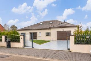 Laat u verrassen door deze zeer mooi gerenoveerde en ruime villa op een prachtig perceel van 43 are!<br />U betreedt deze woning via een ruime gezellige inkomhal. Deze inkom geeft u enerzijds toegang tot een zeer grote open leefruimte met prachtig verzicht op achterliggend tuin, aparte keuken en anderzijds geeft het u toegang tot het gastentoilet, slaapkamers, badkamer en een ruime berging.<br /><br />In deze woning bevindt zich het volledig leefgedeelte en slaapgedeelte op het gelijkvloers waarbij u volledig gelijkvloers kan wonen. De leefruimtes en slaapkamers zijn steeds gericht op het achterliggende tuingedeelte waarbij grote raampartijen zorgen voor natuurlijke lichtinval.<br /><br />Op het gelijkvloers bevinden zich 2 ruime slaapkamers, alsook 2 badkamers, waarvan 1 met inloopdouche, dubbele lavabo en toilet. en de 2e badkamer met ligbad en lavabo. Verder bevindt zich hier nog een hobbyruimte, een bureau, alsook een ruime berging .<br /><br />Op de1ste verdieping vinden we nog 2 ruime slaapkamers, alsook een 3e badkamer met douche, lavabo en toilet.<br /><br />Ook het bijgebouw is verrassend groot en kan dienen als extra leefruimte. Alle nodige leefruimtes zijn hier eveneens aanwezig, waaronder keuken , badkamer, toilet en sauna.<br /><br />Er is tevens een mooi overdekt terras.<br /><br /><br />ALGEMEEN<br />- PRACHTIG PERCEEL (43 are)<br />- RUIME LEEFRUIMTES MET VEEL LICHTINVAL<br />- DAK & SPOUWISOLATIES<br />- EXTRA AIRCO-COMFORT<br />- ZONNEPANELEN <br /><br />Bekijk nu al de foto’s en interactieve grondplannen via onze website www.Wijns.be.<br /><br />Voor een bezoek of meer informatie bel 0475/33 55 66 of mail wim@wijns.be