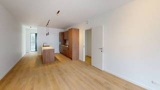 Lichtrijk nieuwbouwappartement met 2 slaapkamers<br /><br />Dit nieuwbouwappartement van het project De Groene Poort is gelegen aan de Eugène de Plynstraat 29, midden in de nieuwe dynamische "Slachthuisbuurt" en nabij invalswegen, de binnensingel, park Spoor Noord, restaurants en winkels.<br /><br />Het appartement beschikt over een keukeneiland met ingewerkte spoeltafel en vaatwasser, en een volledig uitgeruste keuken met inductiekookplaat, oven, ijskast en afzonderlijke vriezer. In alle leefruimtes zorgt een tegel met houtstructuur voor een warme en luxueuze uitstraling. De leefruimte geniet van veel natuurlijk licht dankzij een "harmonicadeur" die over de ganse breedte volledig geopend kan worden. Verder zijn er 2 ruime slaapkamers met parketvloer en een badkamer met dubbel lavabomeubel, inloopdouche, spiegelkast en handdoekdroger. Een apart toilet, en een aparte berging met alle technische voorzieningen en nodige aansluitingen voor wasmachine en droogkast maken het comfort volledig.<br /><br />De provisie voor gemeenschappelijke kosten bedraagt 150 EUR per maand, inclusief verwarming en gemeenschappelijke kosten. Een ondergrondse parkeerplaats mét laadpaal (nr57 op -1), vlakbij de lift naar het appartement, is verplicht af te nemen aan 135 EUR per maand. Daarnaast is er een ruime gemeenschappelijke fietsenstalling, inbegrepen in de huurprijs.<br /><br />Het appartement - volledig geschilderd en voorzien van hoogwaardige verlichting en gordijnrails - is instapklaar en onmiddellijk beschikbaar.