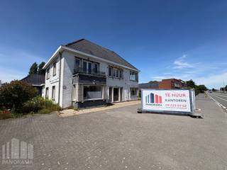 Gelegen aan de steenweg (<strong>N60</strong>) te Nazareth bevindt zich dit instapklaar kantoorgebouw. Dankzij de ligging langs deze belangrijke verbindingsweg geniet het kantoor van een uitstekende <strong>visibiliteit</strong>. De bereikbaarheid is zeer vlot, met de E17 op amper 5 minuten rijafstand en een bushalte op slechts 100 meter wandelafstand.<br /><br />Deze<strong> vrijstaande kantoorvilla</strong> biedt een oppervlakte van 284 m². Op het gelijkvloers bevindt zich een lichtrijke open space ruimte en een uitgeruste keuken. Daarnaast beschikt de eerste verdieping over afzonderlijke burelen die ingericht kunnen worden als vergaderzalen. Het gebouw is verder voorzien van airconditioning, LED-verlichting en een ruim <strong>terras</strong>. Tevens <strong>ruime parkeermogelijkheden </strong>voorzien.<br /><br />Neem vandaag nog contact op met <strong>PANORAMA B2B GENT KANTOREN </strong>voor meer informatie of om een vrijblijvend plaatsbezoek in te plannen via het nummer <strong>0477 44 39 30</strong>.