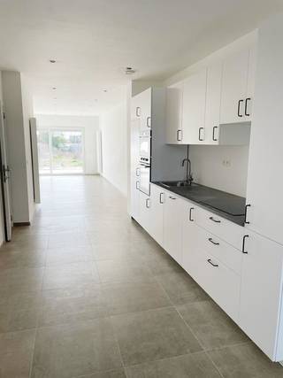 Deze volledig gerenoveerde woning vraagt zeker uw aandacht! De aparte inkom met gastentoilet biedt privacy en gemak voor uw gasten, terwijl de...