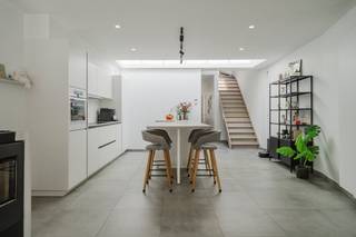 Bent u op zoek naar een instapklare woning op een strategische locatie? Deze woning in de Kortrijksestraat biedt de perfecte balans tussen het bruisende Kortrijk en het gezellige Heule. Dankzij de volledige renovatie en de zuidgerichte oriëntatie geniet u hier van modern wooncomfort in een zonovergoten huis.IndelingGelijkvloers: - Ruime inkomhal voorzien van een gastentoilet- Aparte eetkamer (ideaal als thuiswerkplek) met ingemaakte vestiaire en toegang tot de berging/wasplaats. - De open keuken die het hart van de woning vormt met kookeiland, voorzien van alle moderne toestellen. - De woonkamer, voorzien van een sfeervolle pelletkachel, biedt direct toegang tot de buitenruimte.1ste verdieping: - Ruime volwaardige eerste slaapkamer - een moderne badkamer met inloopdouche, toilet en wasmeubelZolderverdieping: - Volledig ingerichte masterbedroom.Verder beschikt de woning over en zuid gericht terras en een garage achteraan. Sportievelingen zitten hier uitstekend met complexen zoals Wembley en Garrincha op wandelafstand. Dankzij de grote lichtstraat en de ramen in de woonkamer baadt de volledige leefruimte in het natuurlijke licht.Troeven:- EPC-label B en voorzien van zonnepanelen.- Conforme elektriciteit- Ideale starterswoning!Wenst u meer info over dit deze woning of wenst u een bezoek ter plaatse? Contacteer Michelle Decoutere (0493 25 46 81 - michelle.decoutere@dewaele.com) De eigendom wordt aangeboden via de Pre-sale formule. Van 20/04/2026 om 09:00 tot 25/04/2026 om 11:00 kan u de woning op afspraak komen bezichtigen en een bod uitbrengen. De vermelde prijs is een instelprijs. Voor meer info, gelieve contact op te nemen met de dossierverantwoordelijke.Bestuursmaatregelen in het maatregelenregister: nee