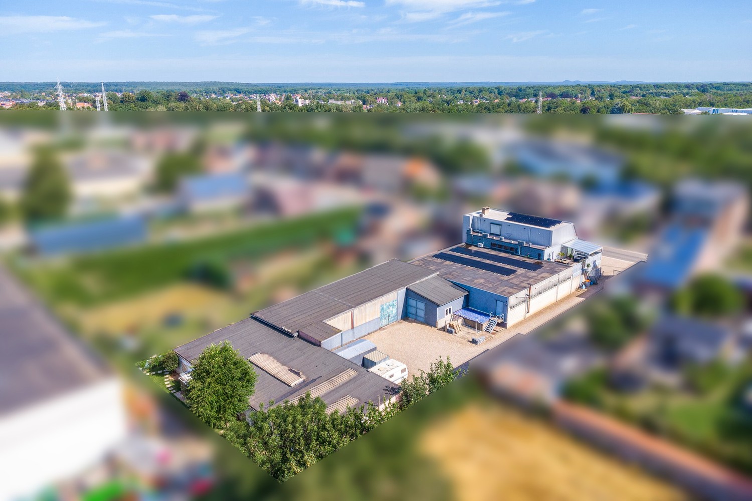 Handelsruimte met luxe duplex-appartement en verhuurde loodsen op het industrieterrein in Lanaken - foto 2