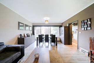 <p>We Invest biedt u dit appartement van 50 m² aan, gelegen op het gelijkvloers, in Nijvel.</p>
<p>De living van 26 m², bijzonder licht dankzij het mooie raampartij, omvat een uitgeruste halfopen keuken en geeft toegang tot een terras van 6 m² met noordwestelijke oriëntatie. Het appartement beschikt verder over een slaapkamer van 11 m², een douchekamer en een apart toilet. Een kelder van 6 m² vervolledigt het geheel.</p>
<p>Technisch gezien beschikt het appartement over een conforme elektrische installatie, aluminium ramen met dubbele beglazing en elektrische verwarming. De EPC-score is G en het kadastraal inkomen bedraagt € 847. Het werkingsfonds bedraagt ongeveer € 100/maand voor alle gemene delen.</p>
<p>Een ideaal pand voor een eerste aankoop of een investering.</p>
<p>Informatie en bezoeken via 02/319.46.46 of demandes.bw.centre@weinvest.be.</p>